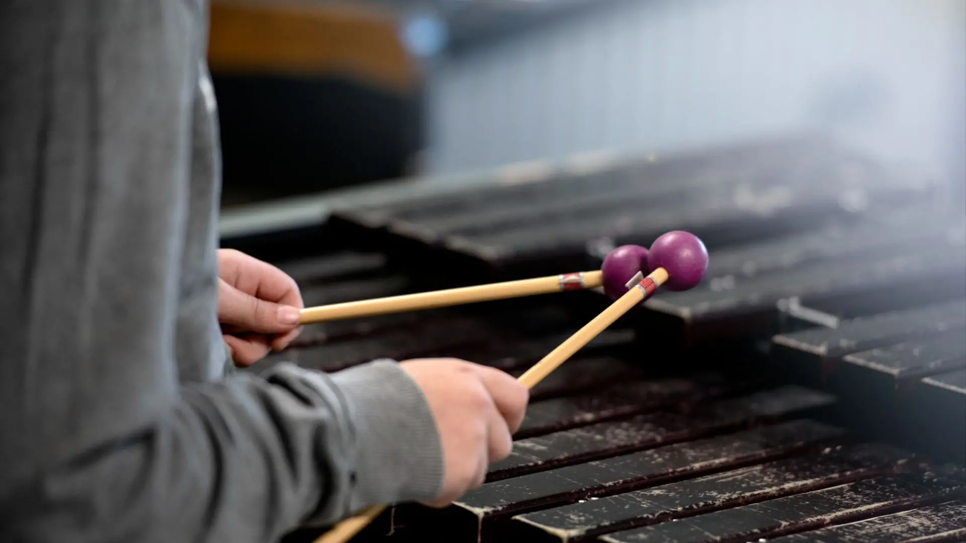 Foto på en elev som spelar på en marimba